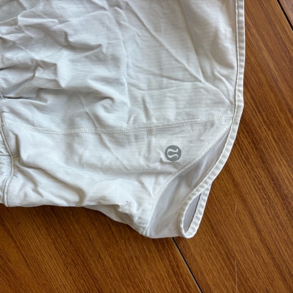 Lululemon Hotty Hot 2.5 inch White Shorts size 4 - Picture 3 of 3
